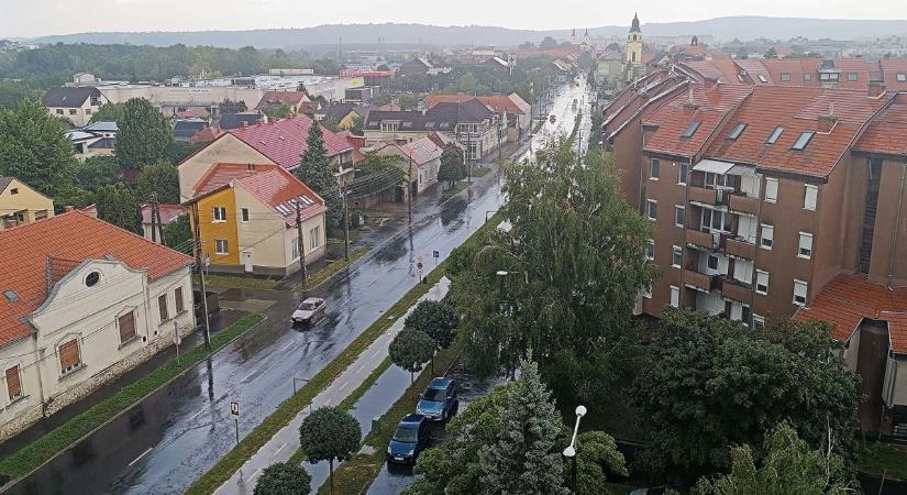 Megjött az eső a megyeszékhelyre! Mint a régi drukkerszlogen: meneküljetek, meneküljetek!