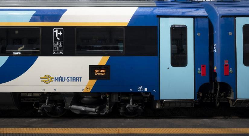 Nagy bajban van a MÁV: összeomlott a pécsi fővonal, pótlóbuszok szállítják az utasokat
