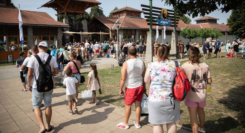 Csak a vízben volt kibírható... – a hőségben csúcsra jártak a strandok, így az AquaCity is (galéria)