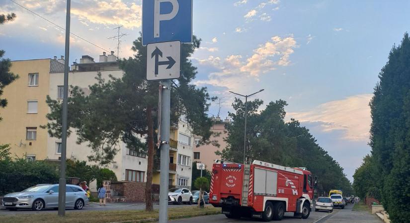 Tűzoltók dolgoznak nagy erőkkel a szombathelyi Sugár utcában