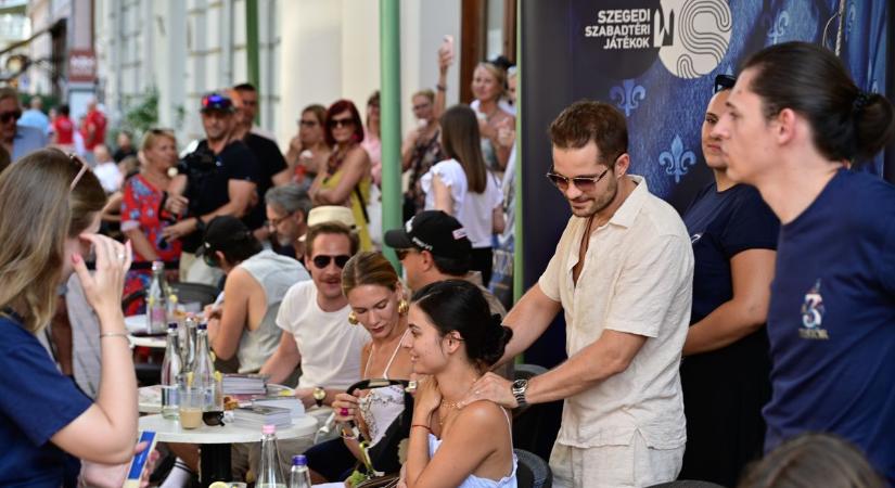 Hőség ide vagy oda, egy teljes utcát elleptek A 3 testőr rajongói Szegeden – galériával, videóval