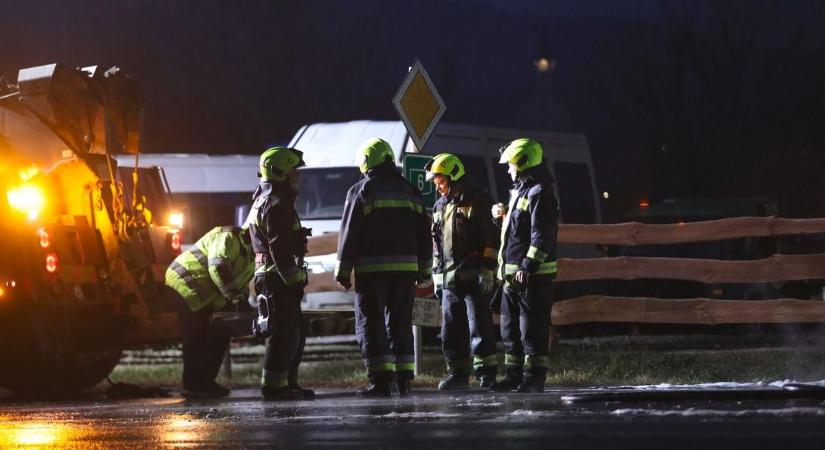 Teljes útzár a 66-os főúton: lesodródott egy autó