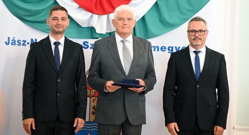 Sínek mellé hajították a kiskutyákat a forróságban Törökszentmiklóson