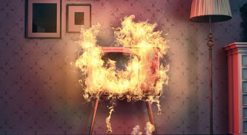 Kis híján tragédiába fulladt a szombat esti filmnézés – lángra kapott a tv