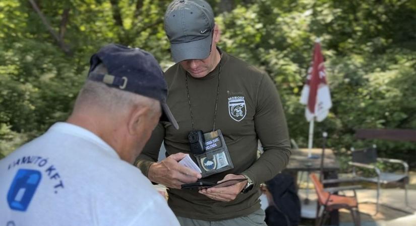 Sötét titkot rejtegetve ment a folyóhoz egy társaság, majd a hatóságiak belenéztek a papírjaikba