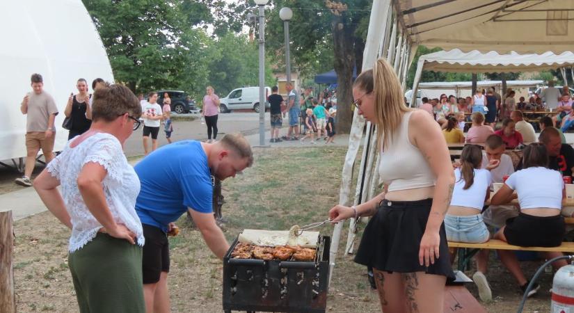 Az időjárásnál csak a grillrács volt forróbb, jókedv és sült hús illata kísérte a 32 koncertet – galériával, videóval