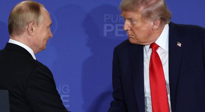 Trump személyesen adta át a first lady levelét Vlagyimir Putyinnak