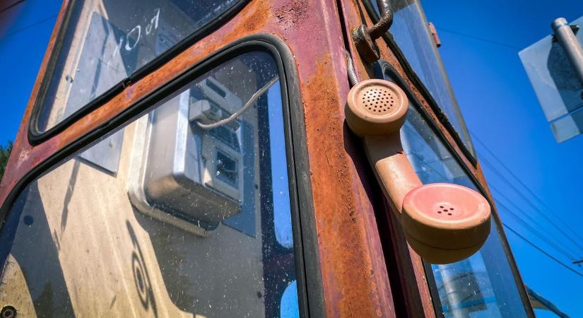 Vandál idiotizmus: vajon mit ártott a "meggyalázott" zalai telefonfülke?