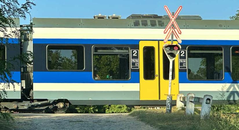 Halálra gázolt egy embert a vonat Agárdon, a vasúti átjáróban