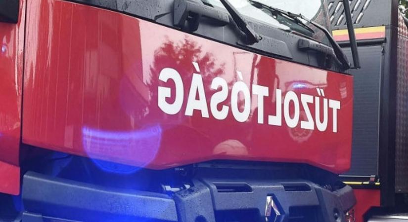 Birkaól és több tucat szalmabála égett Újszászon