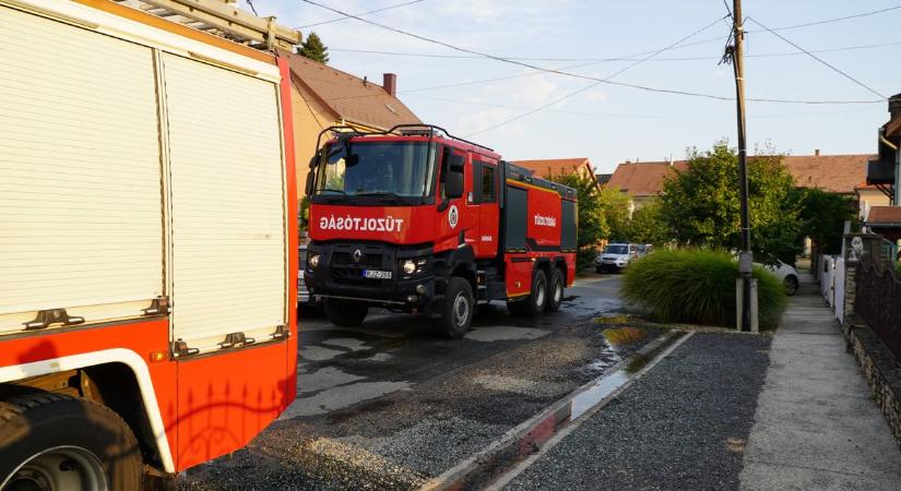 Családi ház gyulladt ki Sárváron - Gyerekek is menekültek a lángok elől - fotók, videó