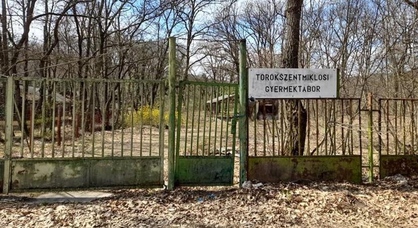 Megdöbbentő fotókat hoztunk az egykor gyermekektől nyüzsgő miklósi táborról, így néz ki most az épület