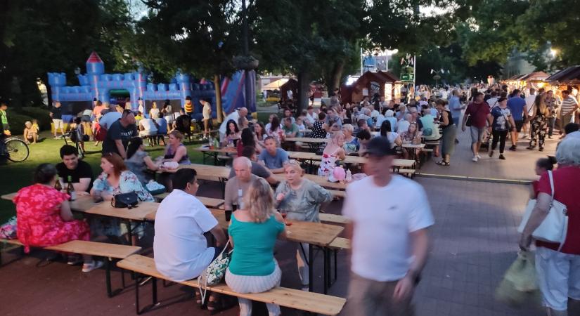Ezrek szórakoztak szombaton is a borfesztiválon