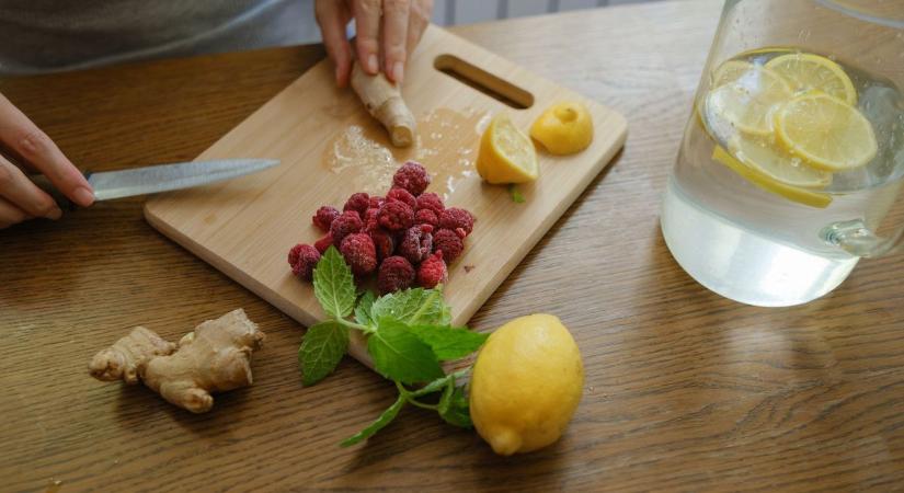 Ezek a legjobb nyári frissítők a kertből: az uborkavíztől a mentás, bazsalikomos limonádéig