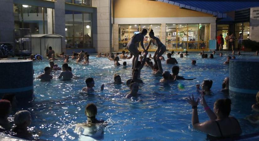 Hatalmas buli a fürdőben - Így táncoltatta meg a strandolókat Regán Lili