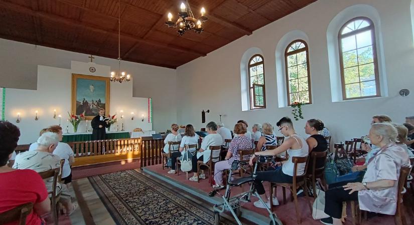 Ünnepeljünk együtt Kisapostagon – Meghitt műsorral készülnek