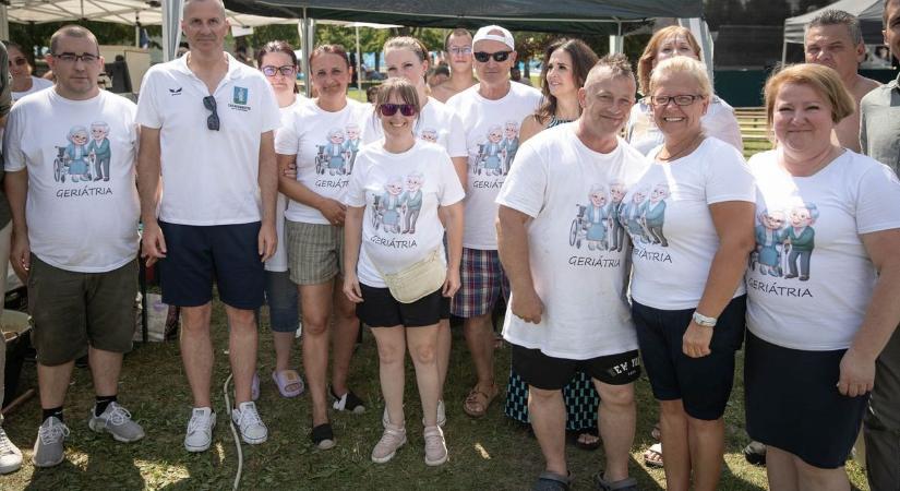 Újabb rekord az Aquacityben – húszmillió forint gyűlt össze a kórház javára (galéria)
