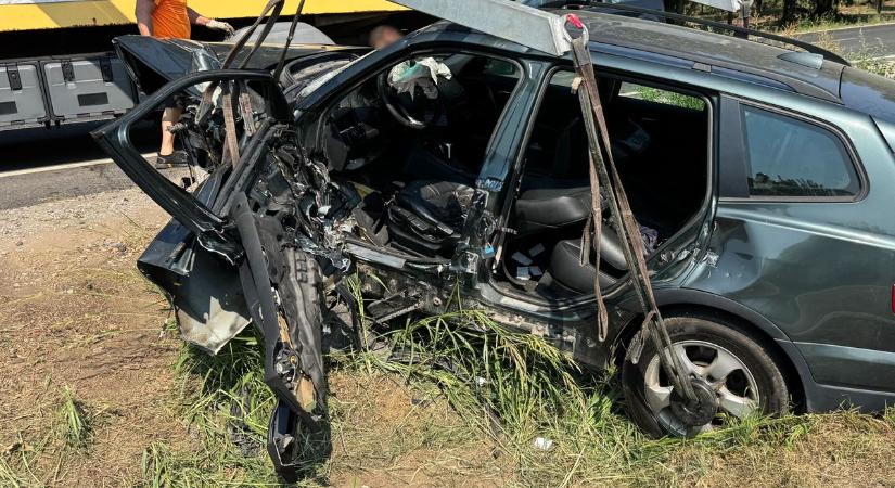 Kiszakadt a motor az autóból, olyan erővel ütközött egy szembejövővel a 47-es főúton! – fotókkal!