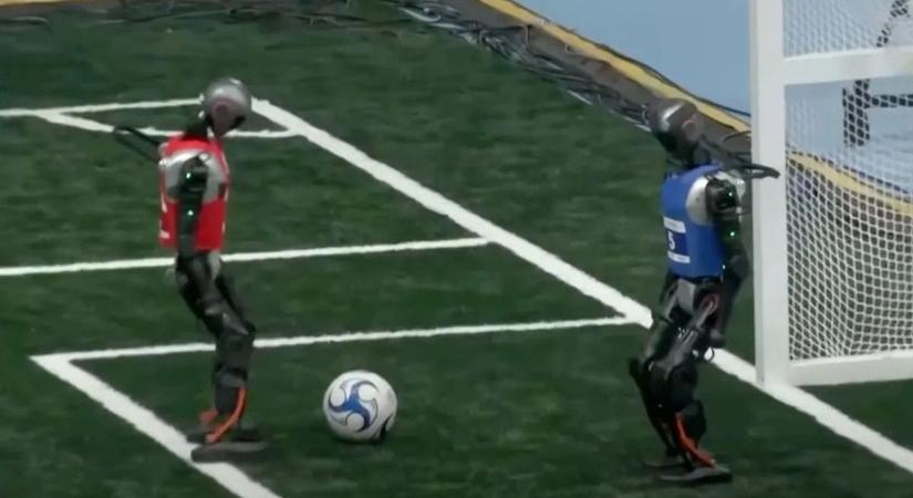 Humanoid robot a pályán, de a szív a mienk