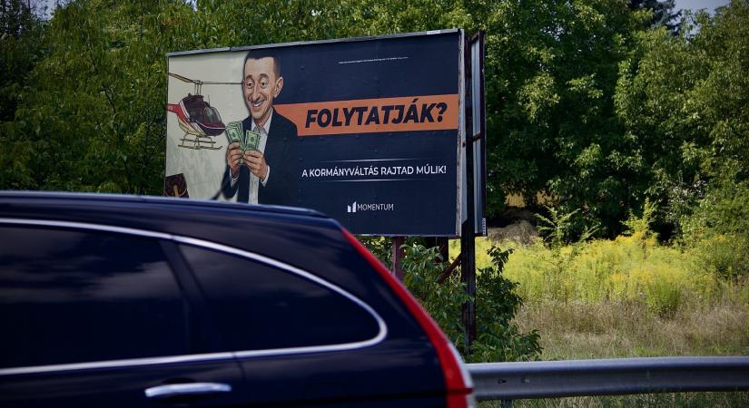 Orbán Viktor a vállán Putyinnal, a háttérben Hatvanpusztával – elindult a Momentum plakátkampánya