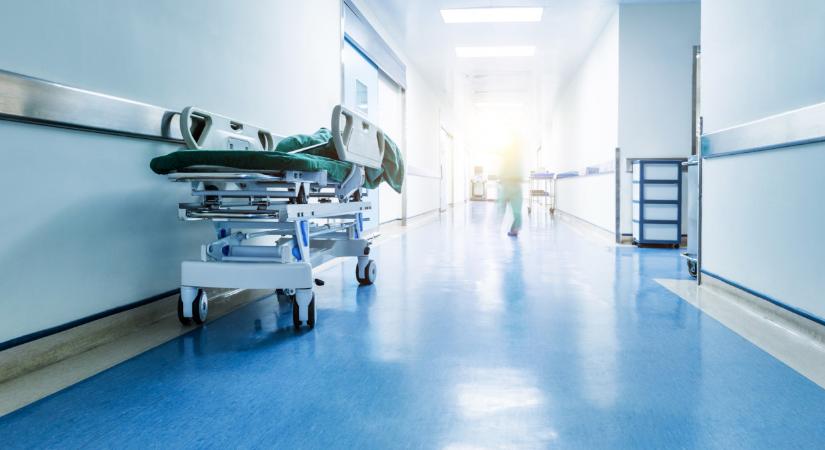 A Duna alsó rakpartján a kövekre zuhant egy nő éjjel Budapesten: súlyos a baleset