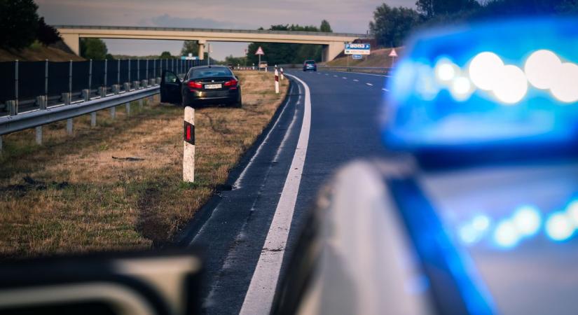 Durva baleset történt az M7-esen a Balatonnál, a tetején landolt egy autó