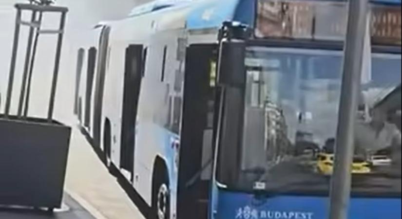 Megint elfüstölt egy busz Budapesten - videó