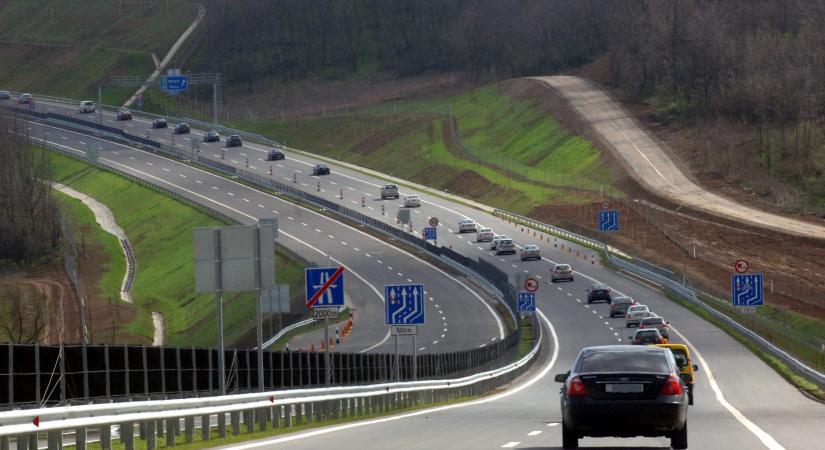 Figyelmeztetést adtak ki az autósoknak! Heves esőzések, viharok nehezítik a közlekedést a magyar autópályákon