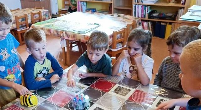 KITEKINTŐ : Gyorstalpaló nevelőképzés, előjótékonykodó képviselők, Magyar Péter körúton, négy fal között a Gusztus 20