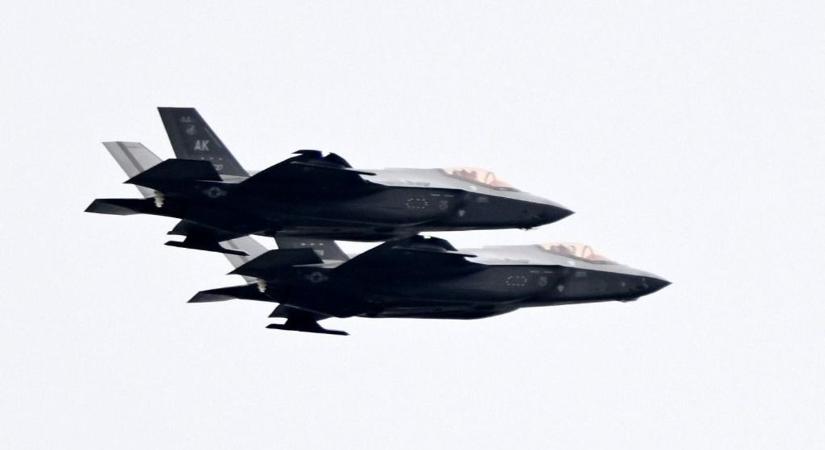 A Kreml azzal henceg, hogy Putyint amerikai F35-ös gépek kisérik - videó
