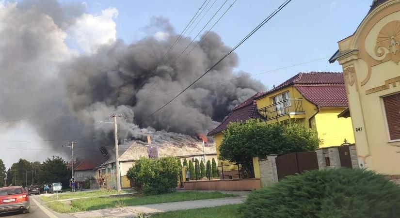 FOTÓK és VIDEÓ: Leégett egy hentesüzlet Köbölkúton