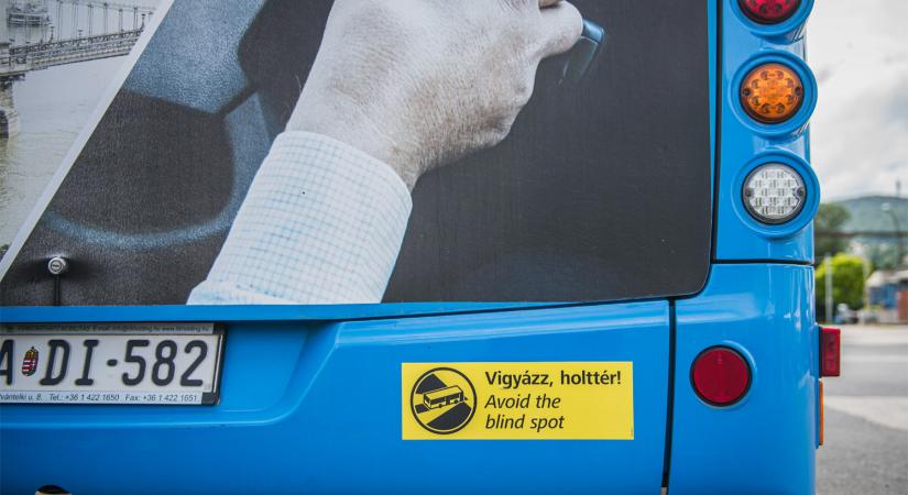 Ki a hibás? Aki a jármű holtterében van, vagy aki nem ellenőrzi azt?