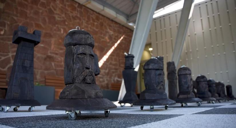 Óriási sakktábla lett a térből a balatoni településen – videó