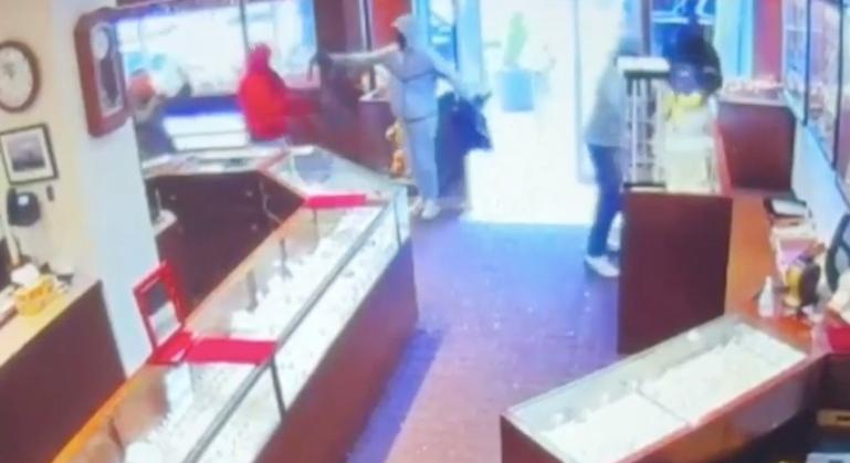 VIDEÓ: 90 másodperc alatt raboltak el kétmilliónyi dollárnyi ékszert