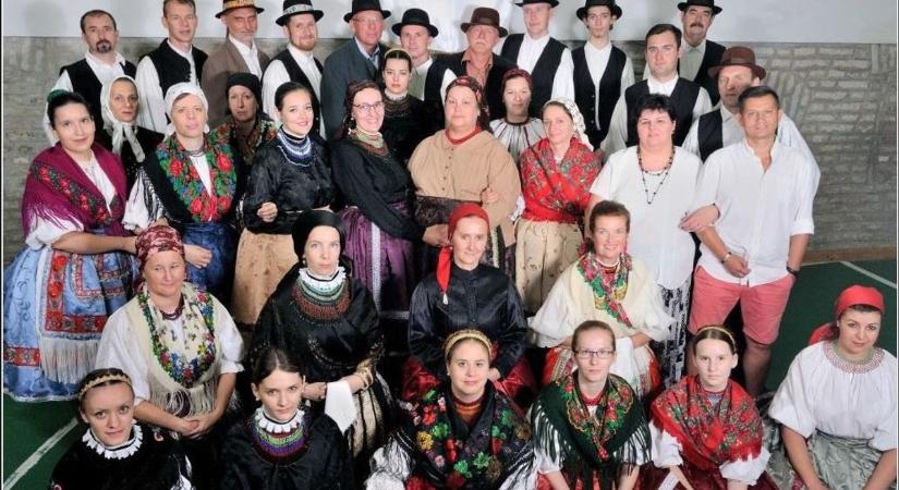 Beindult a néptánc-őrület Mohácson – ma este is jönnek a látványos produkciók