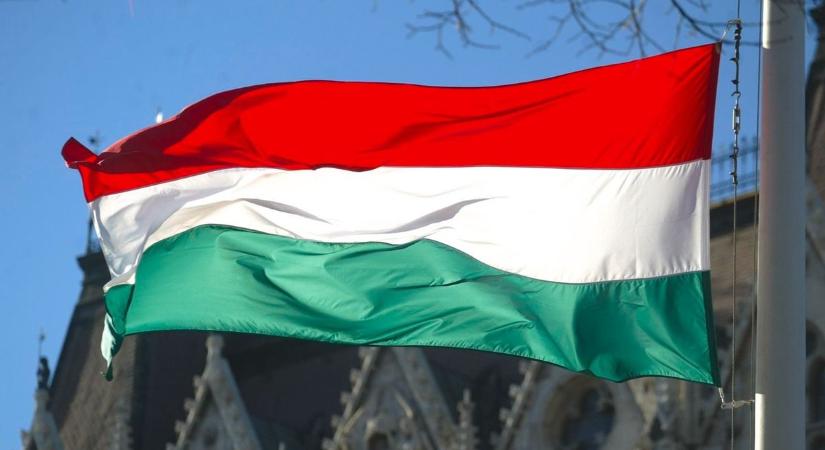Már többszörösen megsértették a törvényt, de most végre kicserélték a zászlókat