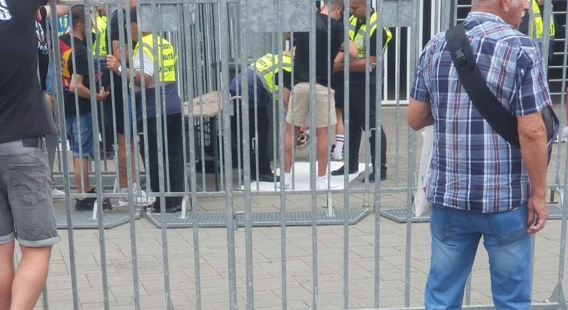 Fő a biztonság? Levetették a cipőt is a Szpari-szurkolókkal