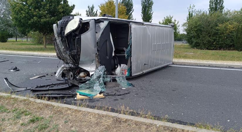 Nagy sebességgel durrant be a benzinkútba, kidöntött egy villanyoszlopot a furgonos (videó, galéria)