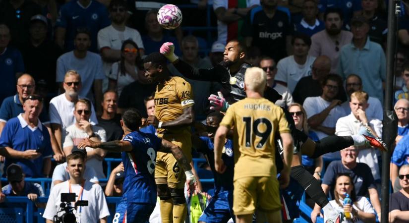 Ököllel fejbe verte ellenfelét a Chelsea kapus, mégis néma maradt a bíró sípja