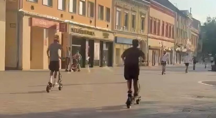 Most meg a szombathelyi Fő téren közlekedő elektromos rollerosok keltettek égig érő indulatokat