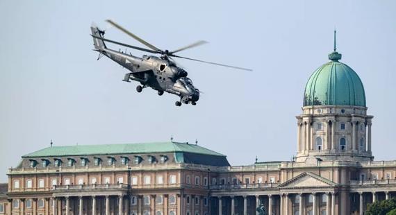 Augusztus 20. – Nehéz katonai járművek a Városligetben, légi parádé a Duna felett