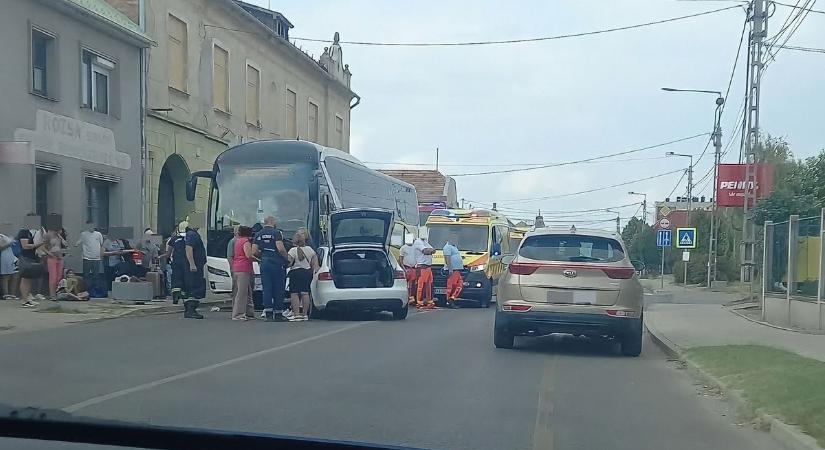 Durva baleset: két autóval karambolozott a Pécsre tartó távolsági busz