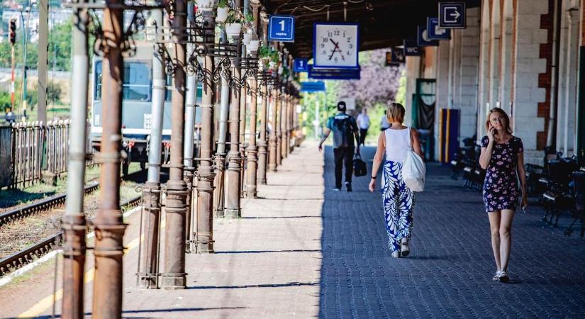 Közel tizenötmilliárd forintból fejlesztenek, megújul a vasútállomás Tiszajenőnél is