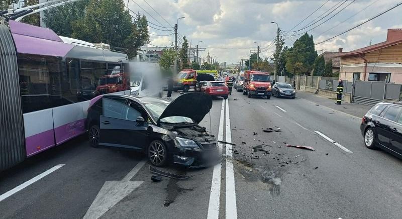 Karambol Kolozsváron: három személygépkocsi és egy troli ütközött