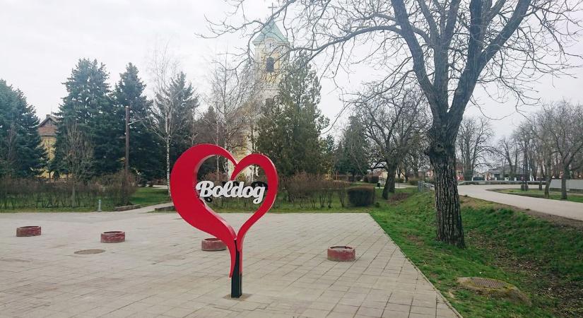 Szétnyílt az út Boldog után, hatalmas a veszély, még a kerekedet is elnyelheti