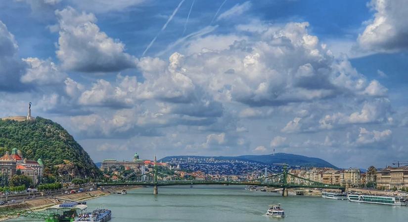 Napos, gomolyfelhős nyári idő
