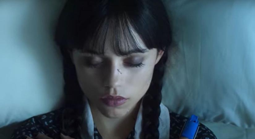 Megérte a várakozás – kellemes borzongásba húz magával Wednesday Addams (VIDEÓ)