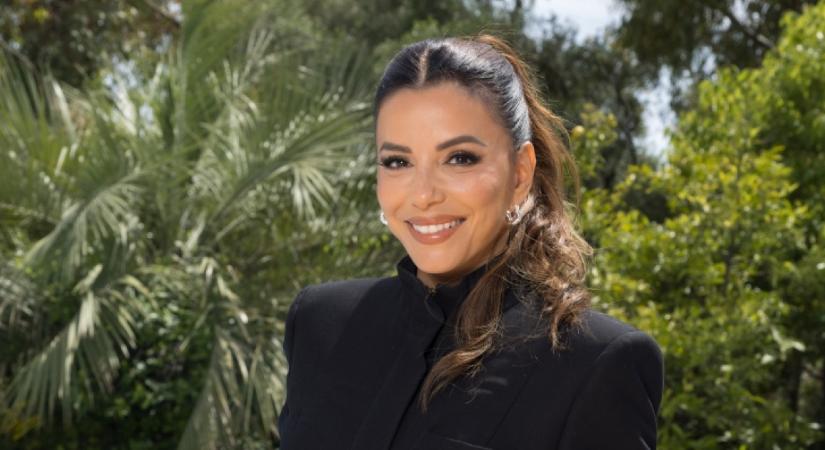 Tangás bikinire vetkőzött az 50 éves Eva Longoria: alig takart valamit tökéletes testéből a falatnyi fürdőruha