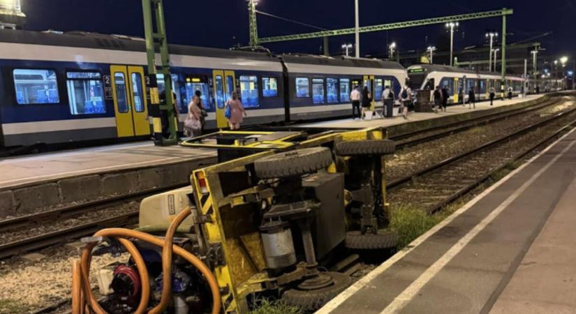 Szippantóskocsi borult a sínekre a Déli pályaudvaron