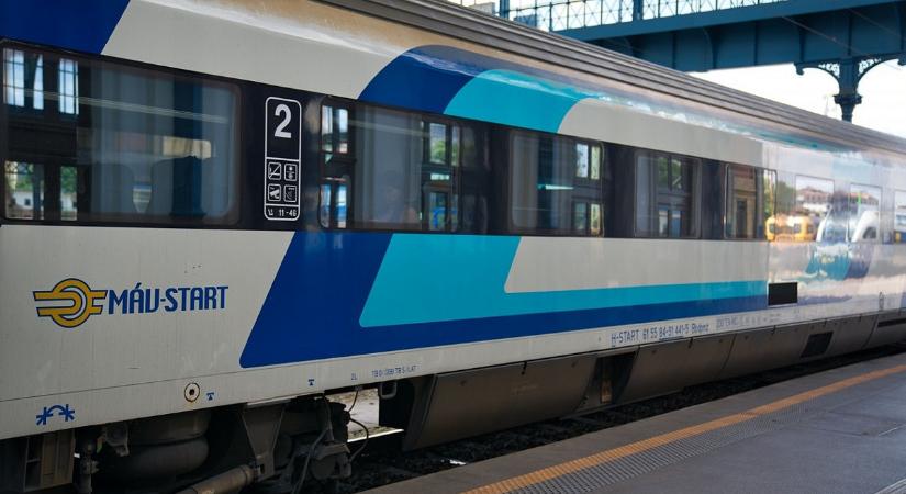 Csak métereken múlt, hogy nem történt tragédia: majdnem beleszaladt egy mozdony a Nyírség Intercitybe